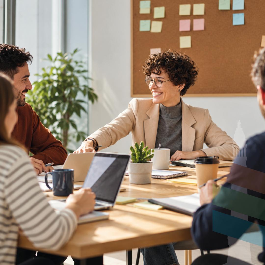 Un gruppo di lavoro riunito attorno a un tavolo